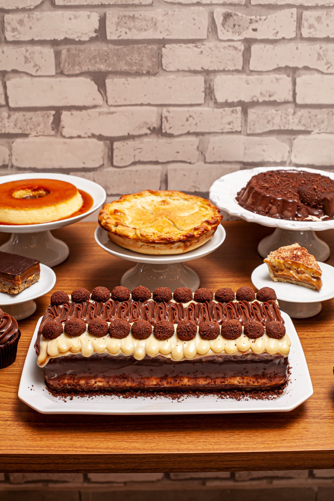 Mesa da Damari Doces com bolos, tortas, doces e sobremesas para festa