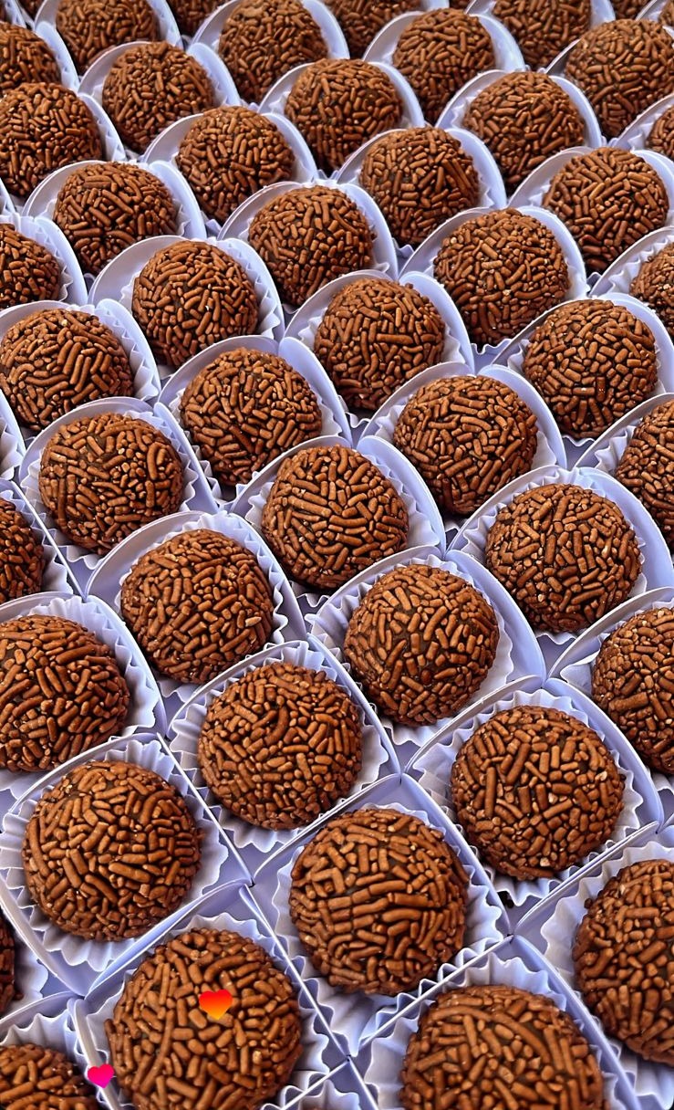 Bandeja com dezenas de brigadeiros tradicionais da Damari Doces em forminhas brancas
