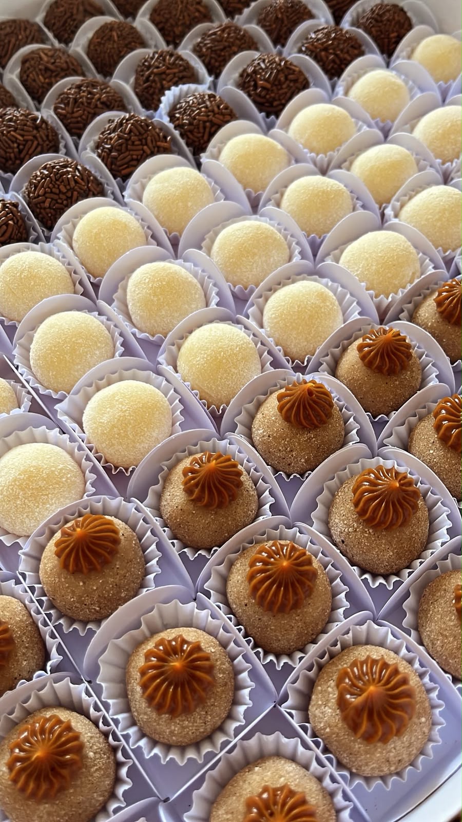 Brigadeiros, beijinhos e doces de doce de leite