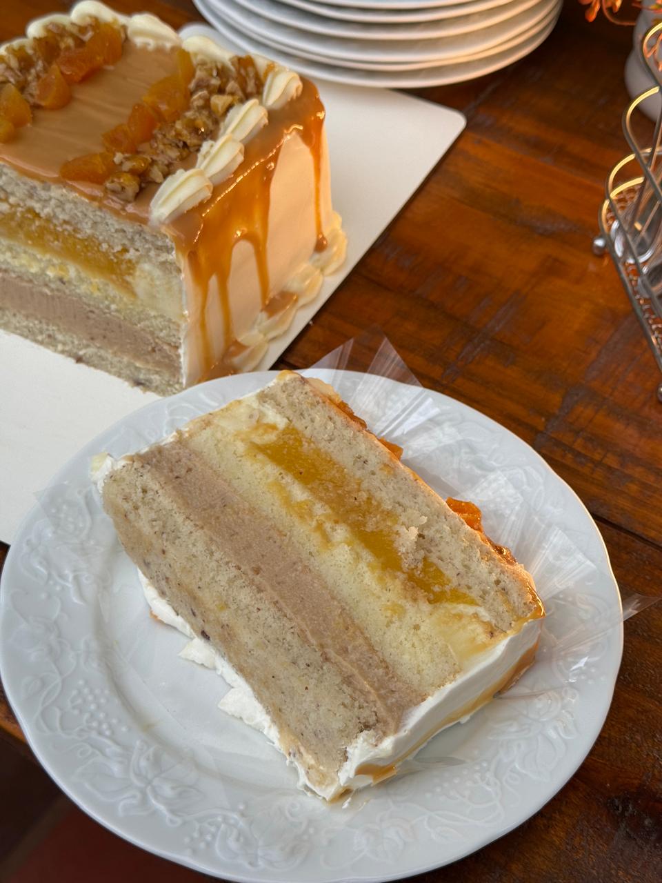 Bolo de caramelo com nozes e damascos da Damari Doces