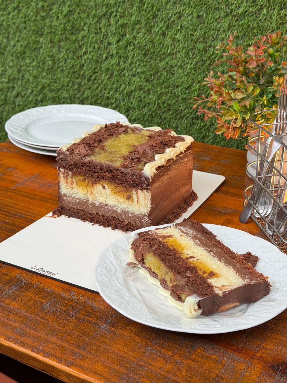 Bolo de chocolate com recheio claro da Damari Doces