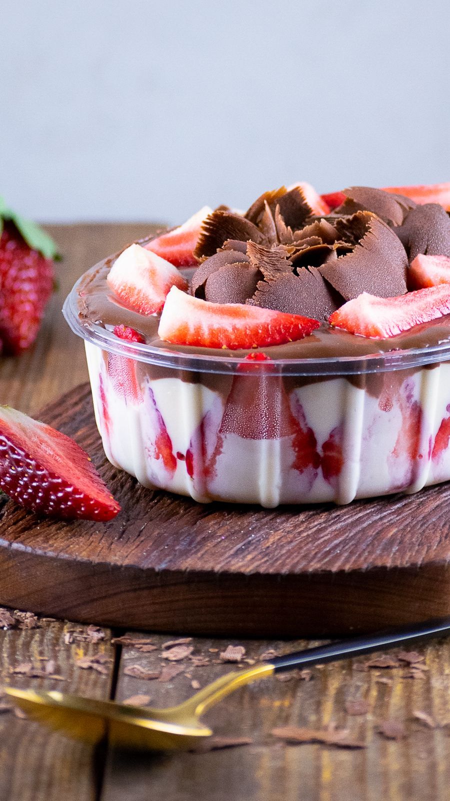 Pote de chocolate com morango da Damari Doces servido em porção individual